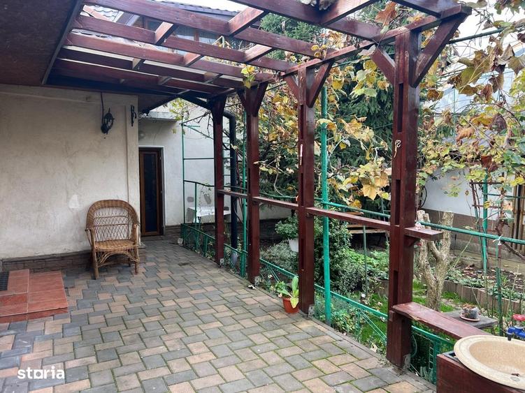 Casă cu 4 camere cu Canalizare în Podul de Fier