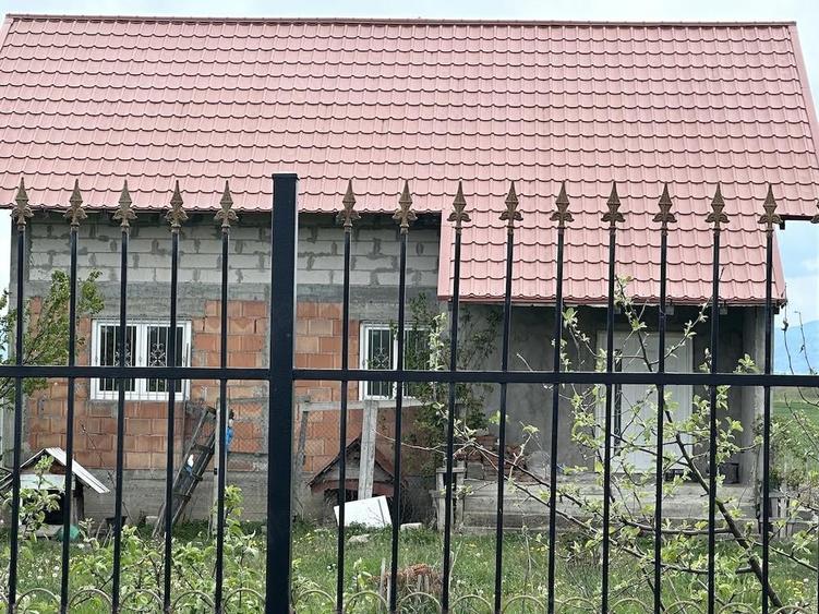 Casă cu 3 camere cu Teren 5000 Mp în Girov