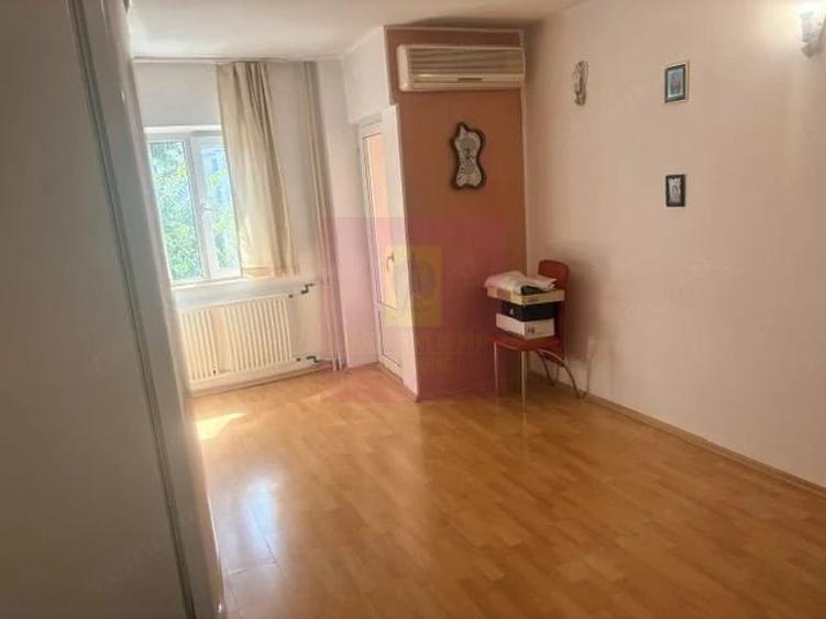 Apartament cu 3 camere decomandat în Drumul Sării
