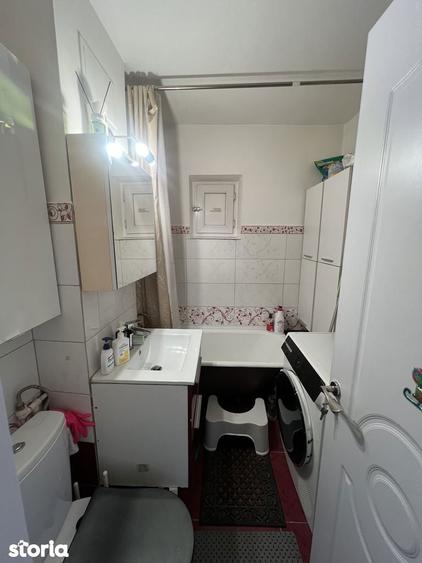 Apartament cu 3 camere semidecomandat în Calea București