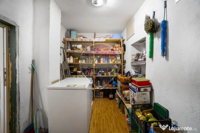 Casă cu 6 camere cu Teren 2794 Mp în Bunești