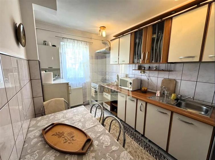Apartament cu 3 camere decomandat, mobilat în Valea Aurie