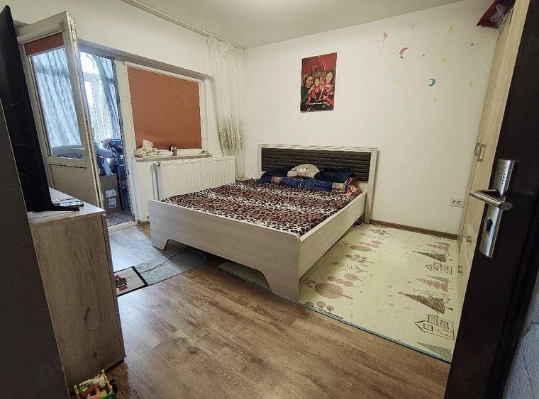 Apartament cu 3 camere decomandat în Poarta 6