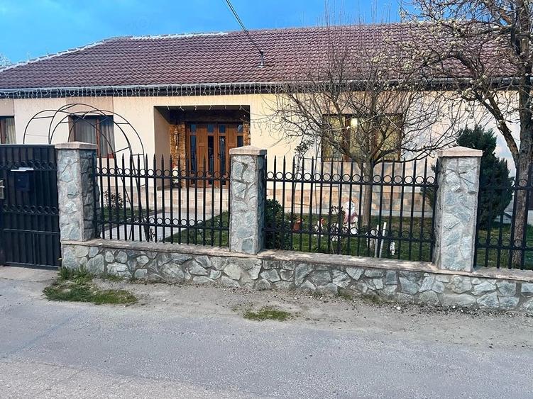 Casă cu Teren 700 Mp în Nord