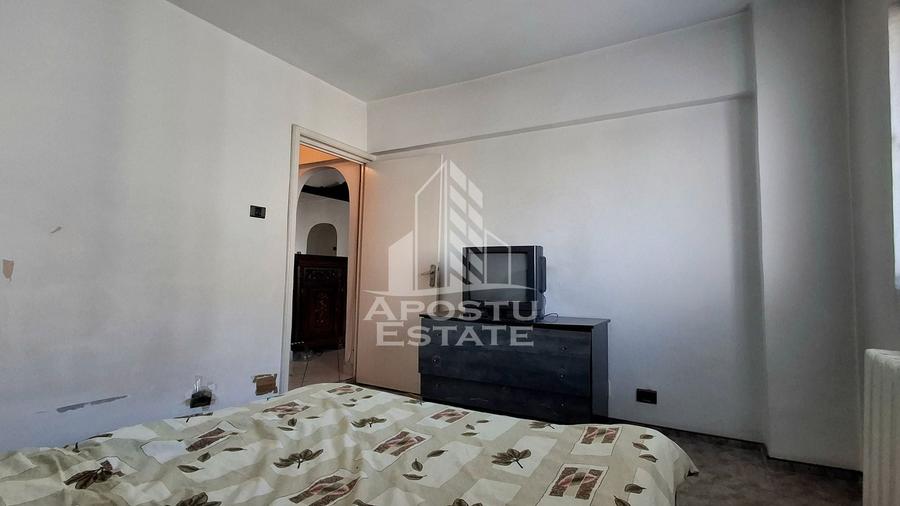 Apartament cu 4 camere semidecomandat, mobilat în Micălaca