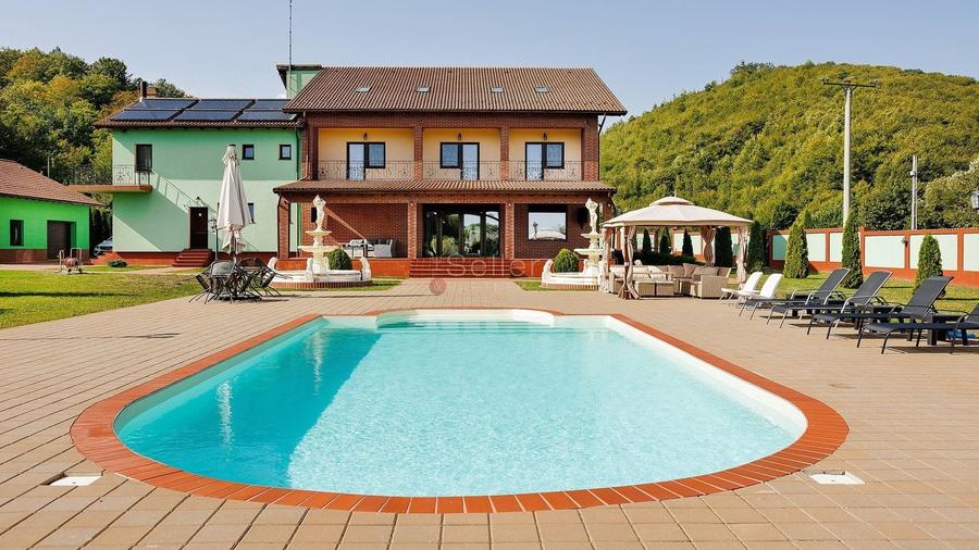 Casă individuală cu 12 camere cu Piscina în Crizbav