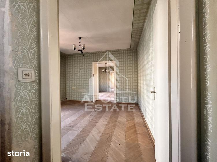 Casă cu 6 camere cu Teren 541 Mp în Complex Studențesc