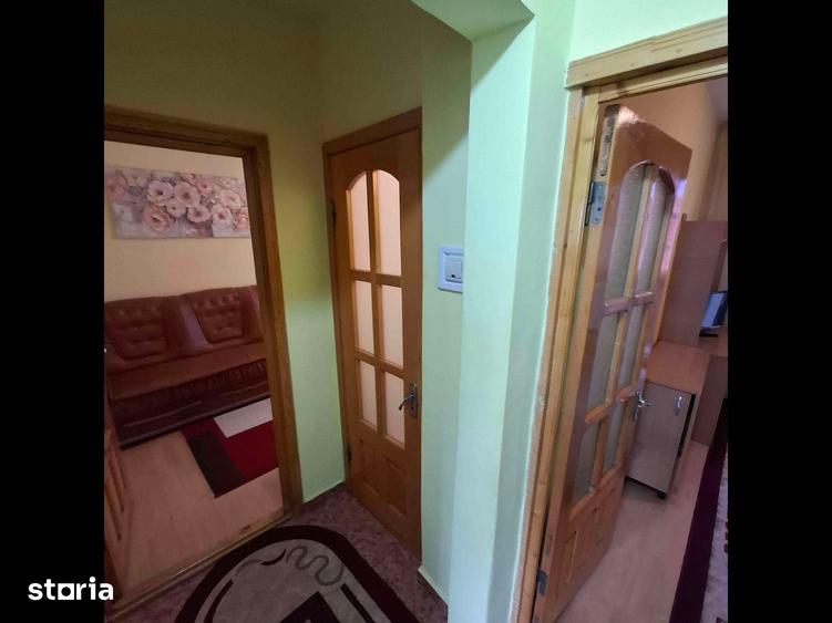 Apartament cu 4 camere decomandat în Podu Roș