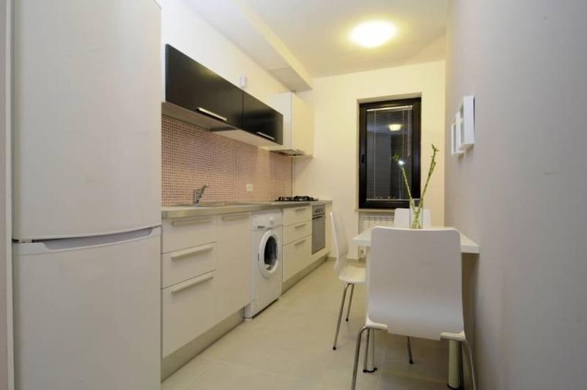 Apartament cu 3 camere semidecomandat, mobilat în Băneasa