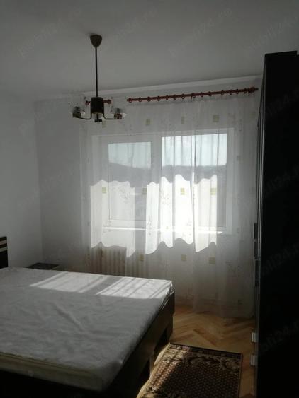 Apartament cu 3 camere decomandat în Podu Roș