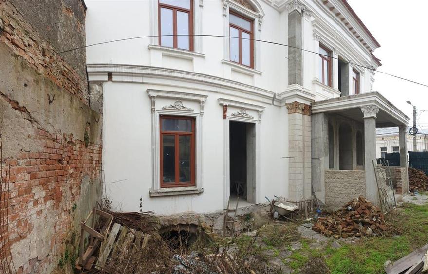 Casă individuală cu 10 camere cu Teren 466 Mp în Apollo