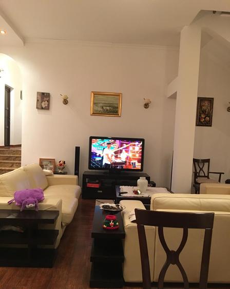 Casă individuală cu 10 camere cu Canalizare în Ultracentral
