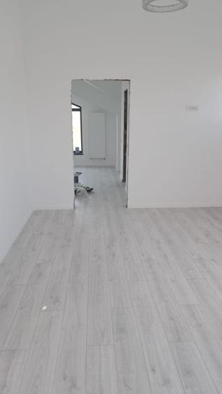 Casă individuală cu 8 camere cu Teren 500 Mp în Domnești