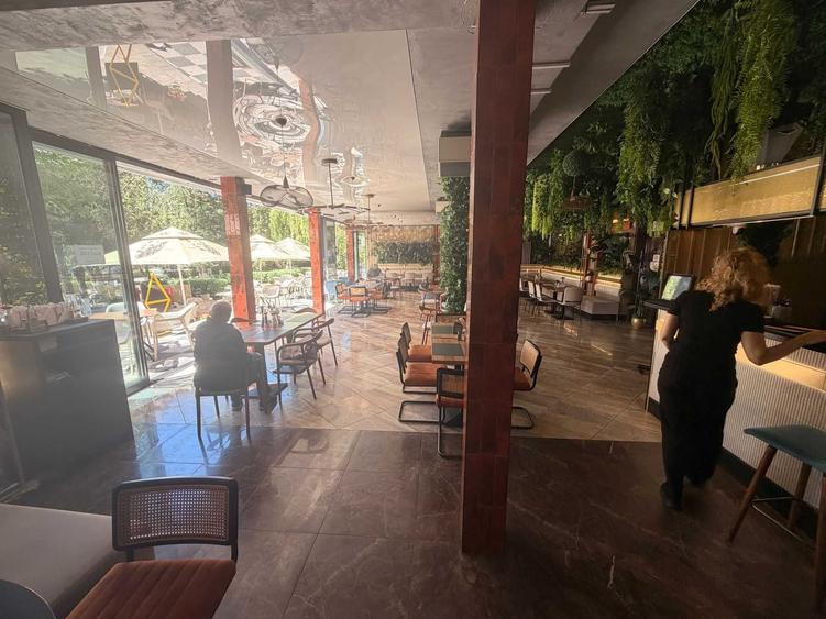 Spațiu comercial, de 2,512 mp, în Coman
