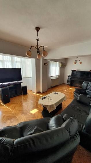 Apartament cu 4 camere decomandat în Central