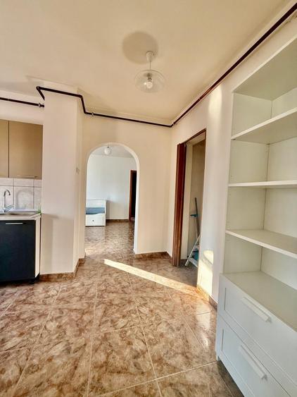 Apartament cu 4 camere semidecomandat în Tineretului