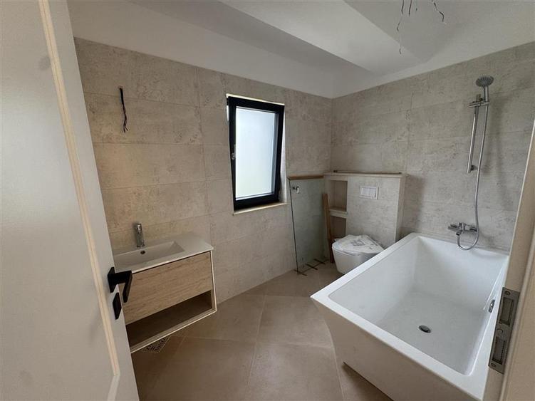 Casă individuală cu 4 camere cu Teren 500 Mp în Central