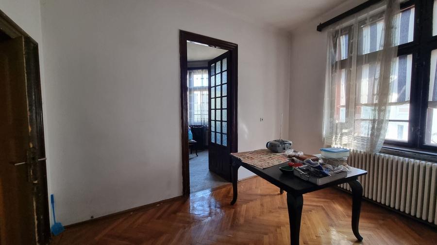 Apartament cu 3 camere semidecomandat în Cantemir