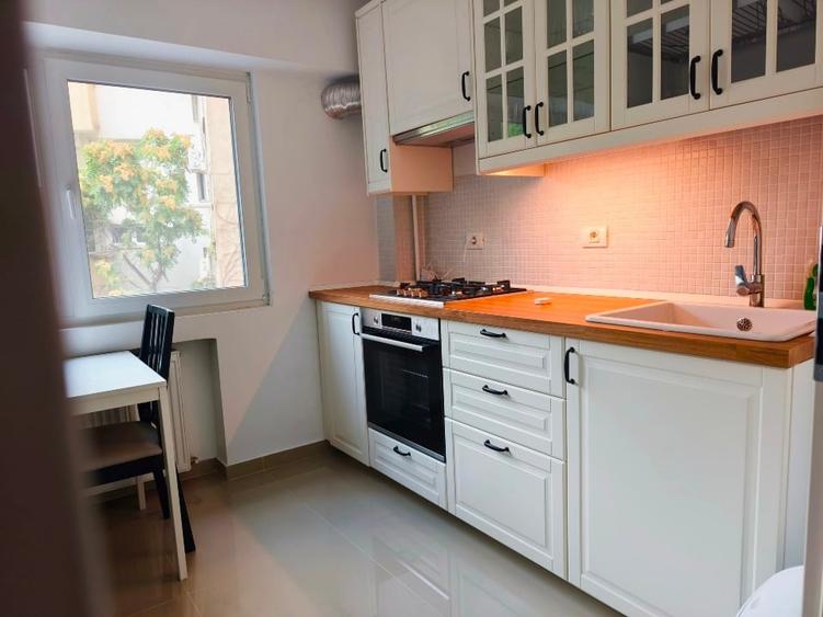 Apartament cu 4 camere decomandat, mobilat în Universitate