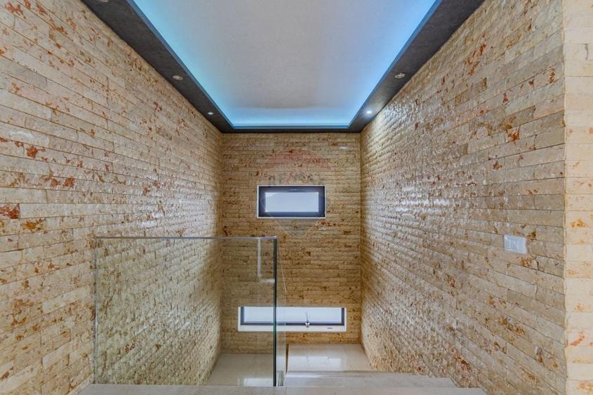 Casă cu 9 camere cu Teren 463 Mp în Stupini