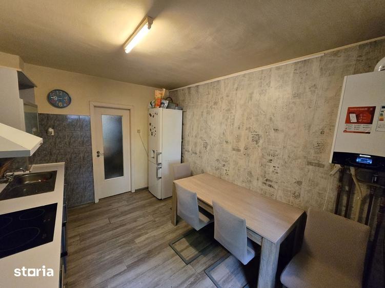 Apartament cu 3 camere decomandat în Aradului