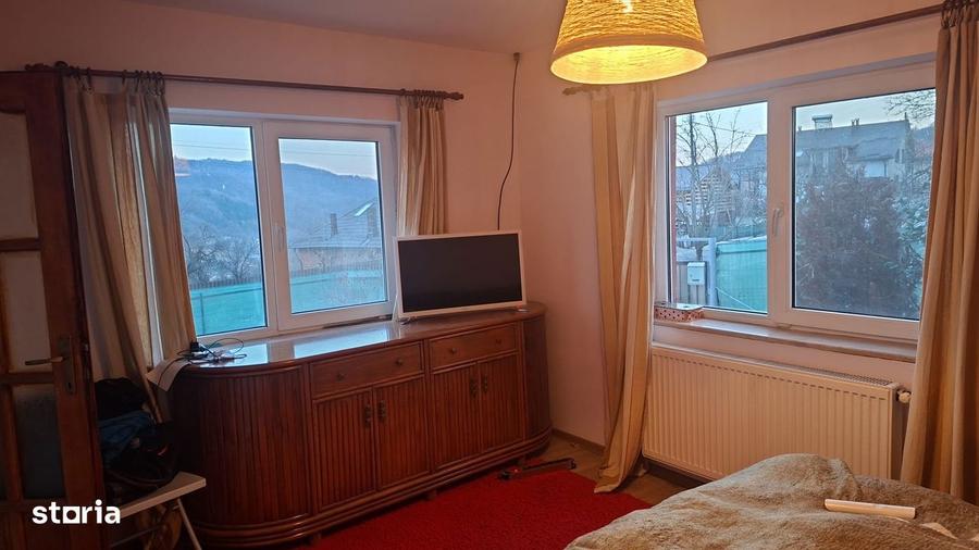 Casă cu 6 camere semidecomandat cu Teren 1400 Mp în Central