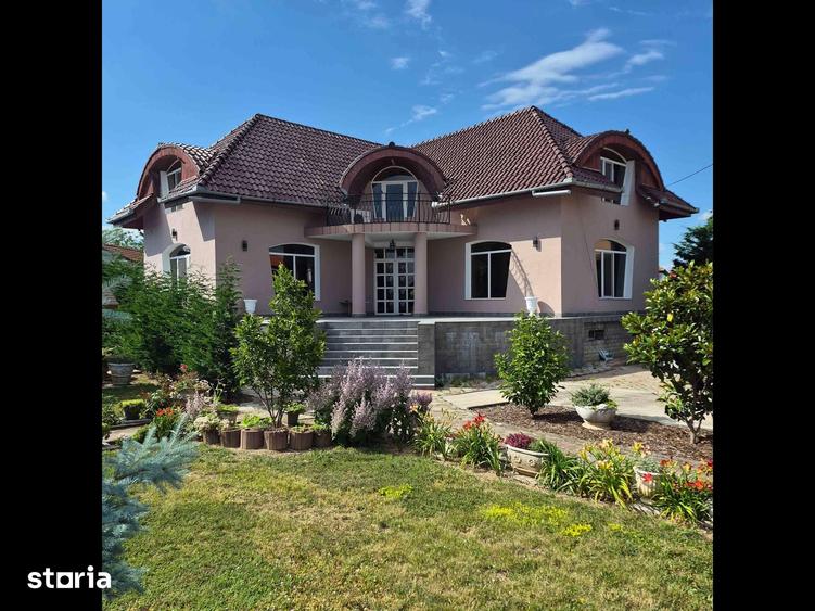 Casă cu 9 camere cu Teren 619 Mp în Iosia