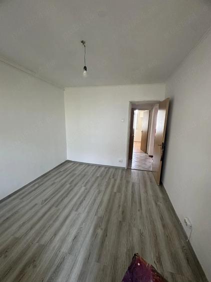Apartament cu 3 camere semidecomandat în Giurgiului