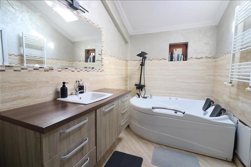 Apartament cu 3 camere decomandat, mobilat în Nicolina