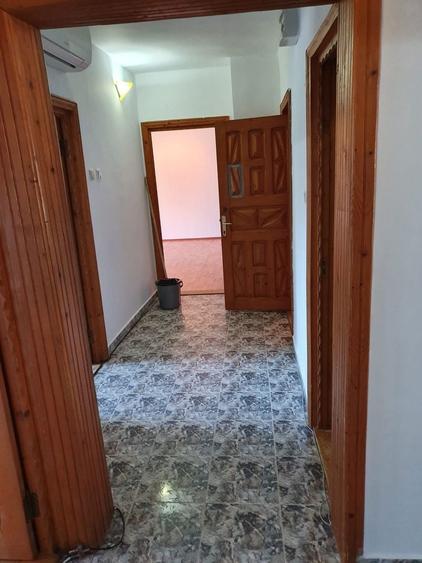 Apartament cu 3 camere decomandat în Uiești