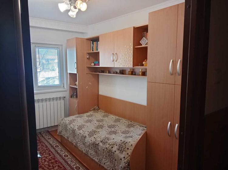 Apartament cu 3 camere decomandat în Nicolina