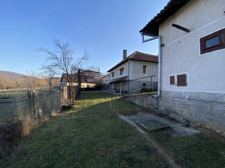 Casă cu 5 camere cu Teren 8000 Mp în Ciucea