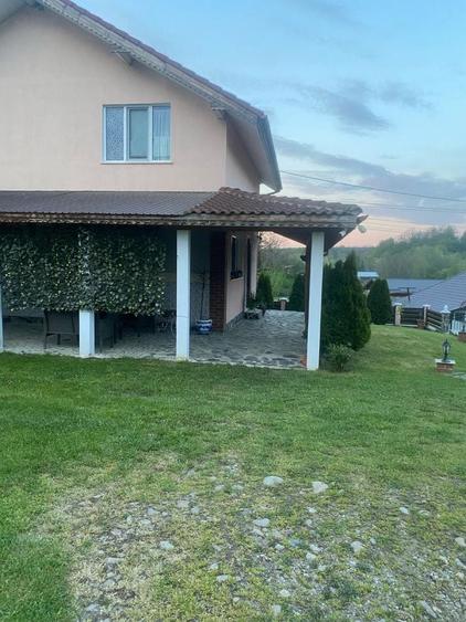 Casă cu 4 camere în Borlești