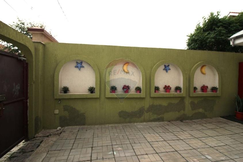 Casă individuală cu 7 camere cu Teren 245 Mp în Drumul Taberei