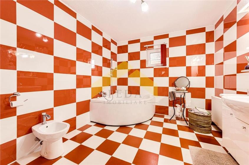 Casă individuală cu 7 camere cu Canalizare în Ultracentral
