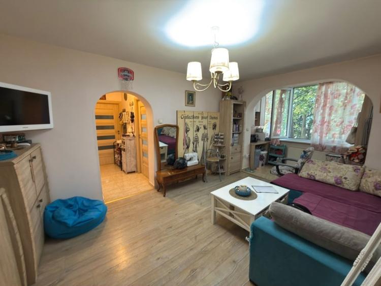 Apartament cu 3 camere semidecomandat, mobilat în Nord