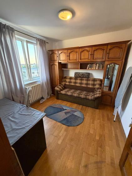 Apartament cu 3 camere decomandat în Girocului