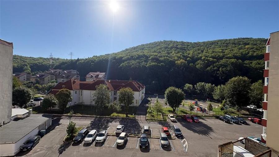 Apartament cu 3 camere decomandat, mobilat în Răcădău