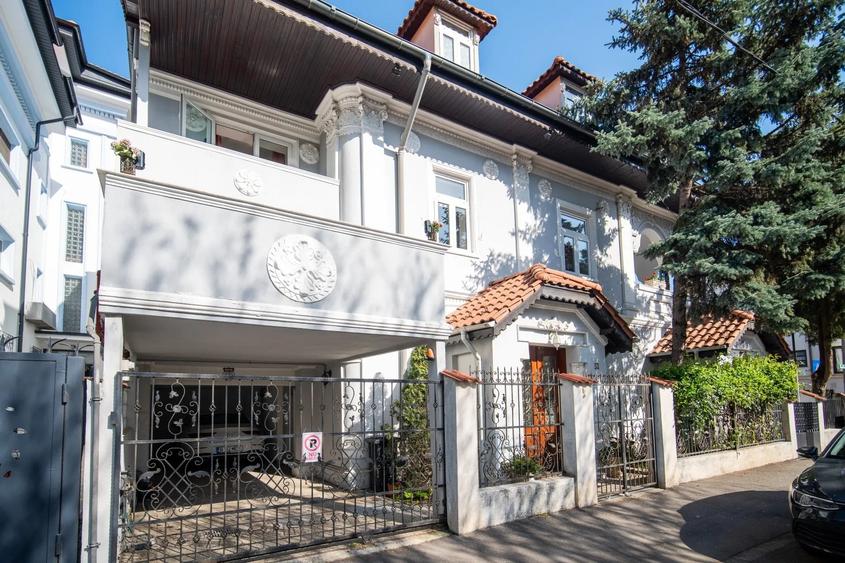 Casă individuală cu 10 camere cu Canalizare în Aviatorilor