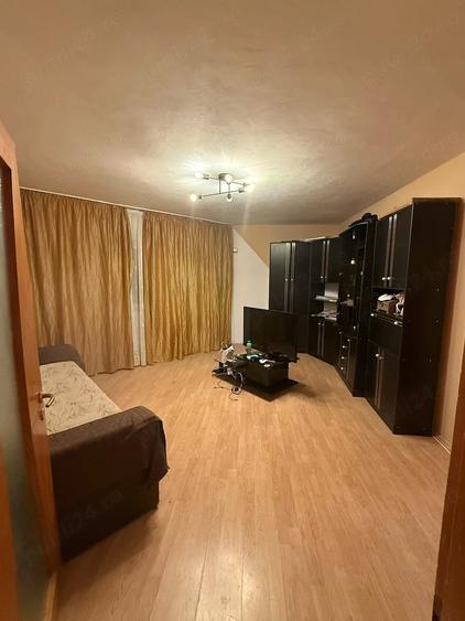 Apartament cu 3 camere semidecomandat în Central