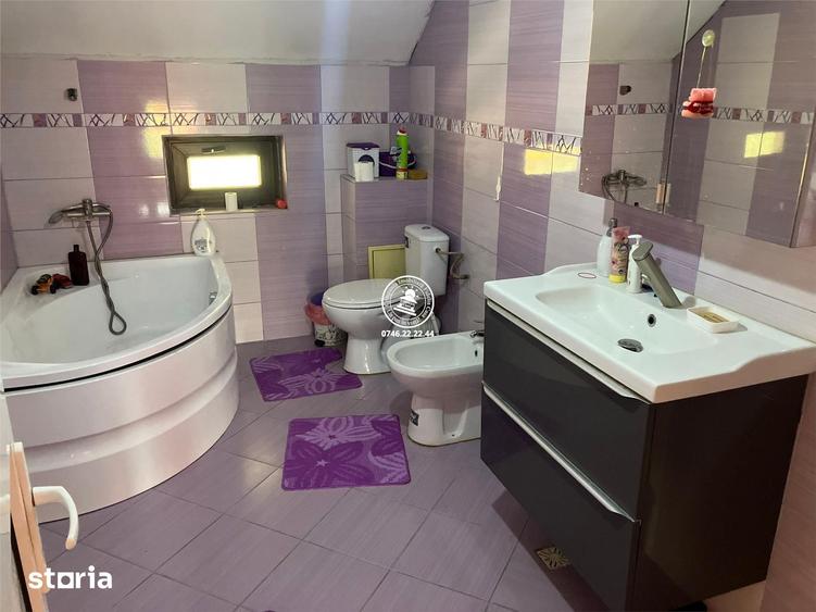 Casă cu 8 camere cu Teren 1172 Mp în Holboca