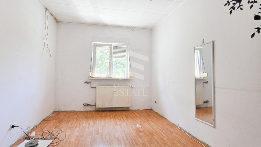 Apartament cu 4 camere semidecomandat în Apusului