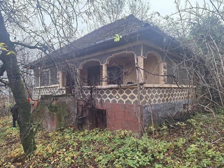 Casă cu 3 camere cu Teren 2000 Mp în Teișani