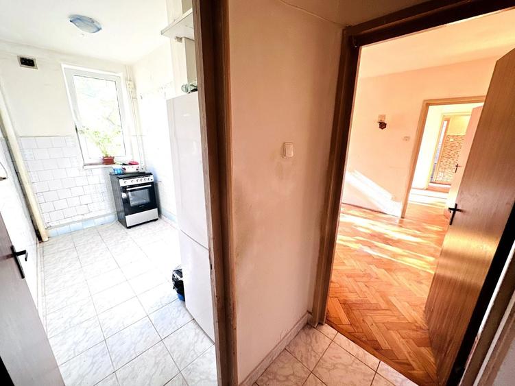 Apartament cu 4 camere semidecomandat în Drumul Taberei