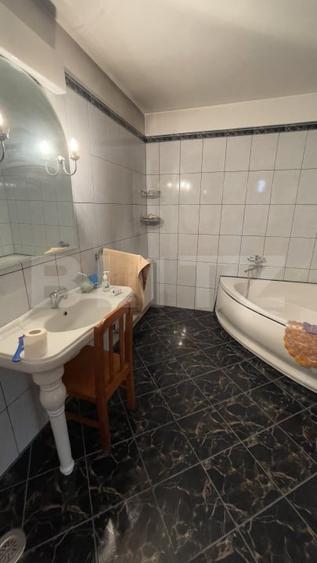 Casă individuală cu 6 camere cu Canalizare în Craiovei