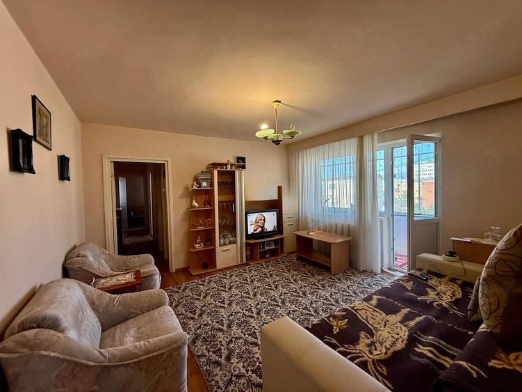 Apartament cu 3 camere semidecomandat în Gojdu