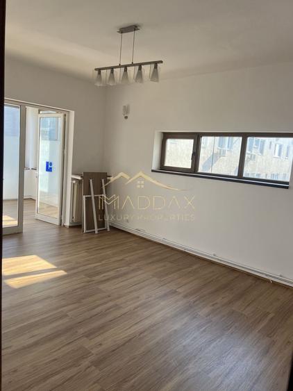 Apartament cu 4 camere decomandat în P-ța Romană