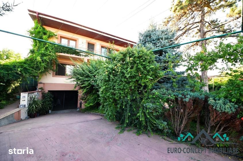 Casă cu Teren 1657 Mp în Central