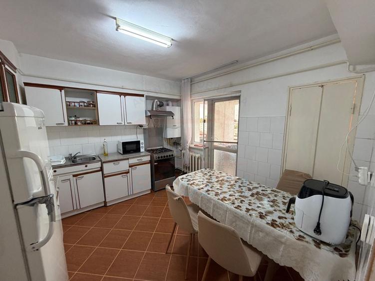 Apartament cu 4 camere decomandat, mobilat în Piața Centrală