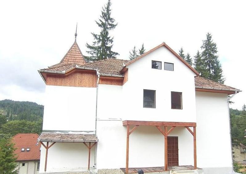 Casă individuală cu 5 camere cu Teren 896 Mp în Central